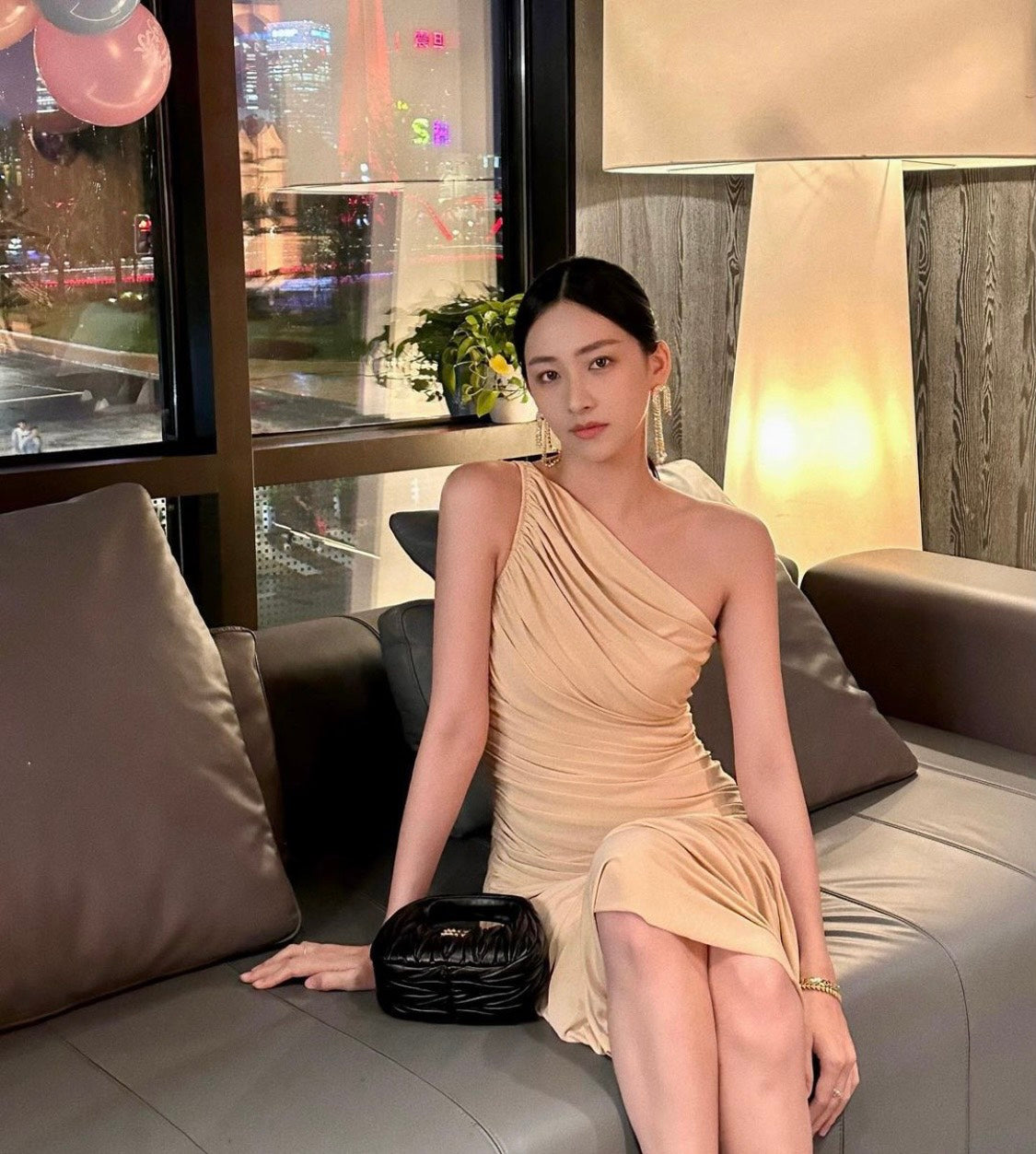 mẫu nữ cùng túi