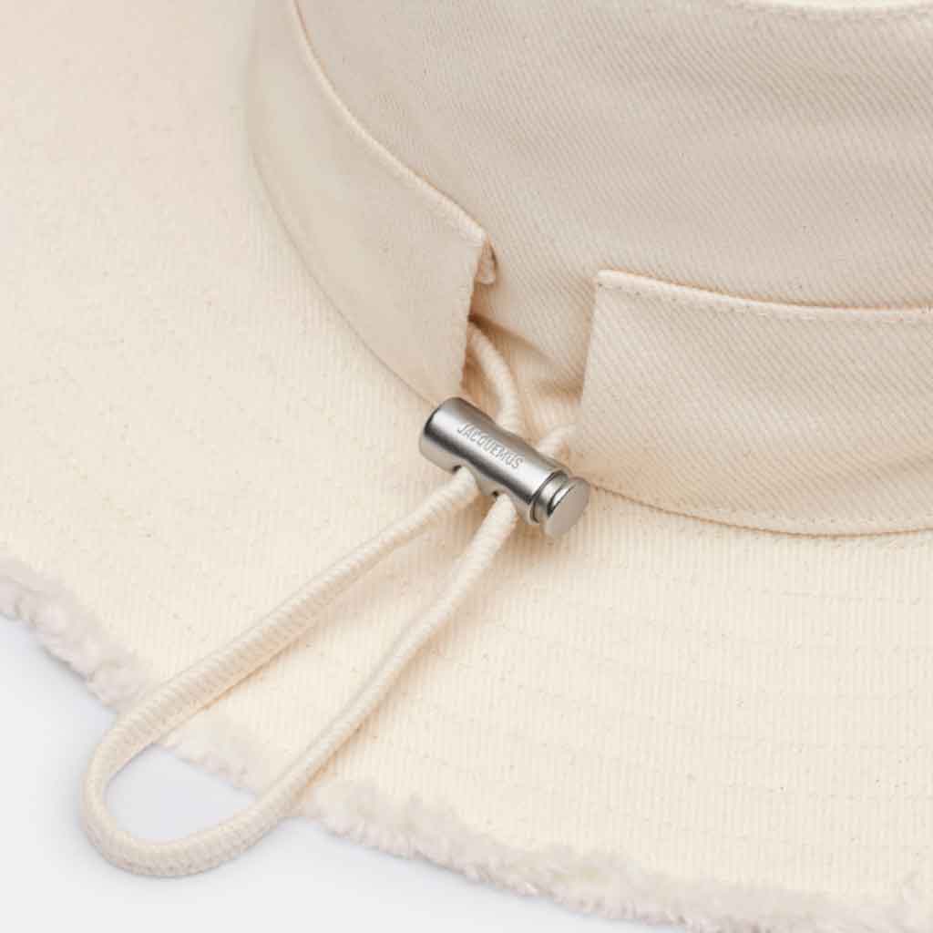 nón jacquemus le bob artichaut les classiques frayed expedition hat off-white blank room