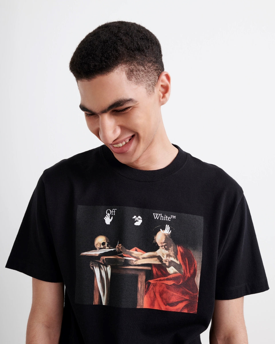 mẫu mặc áo OFF-WHITE BLACK CARAVAGGIO ARROW S/S T-SHIRT OMAA038R21JER0031025