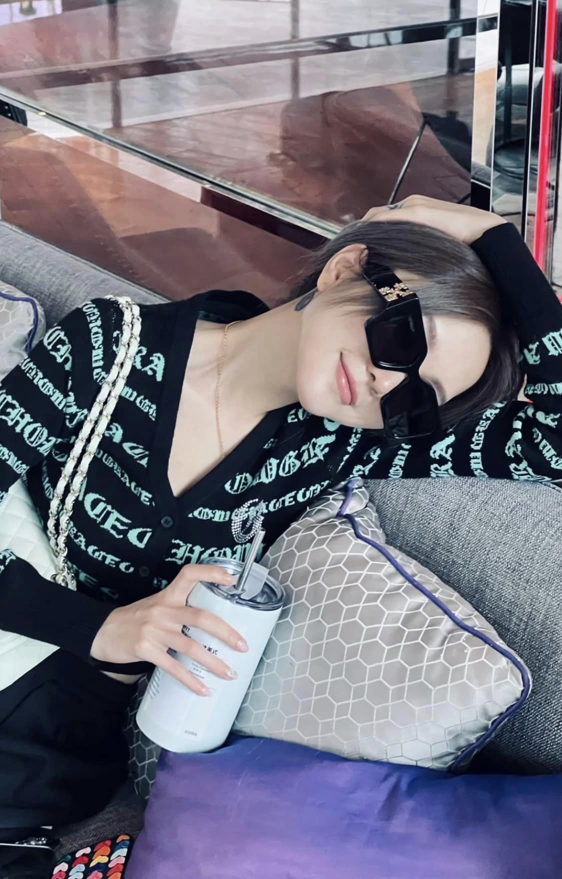 wearing OFF-WHITE BLACK CATALINA SUNGLASSES OERI003Y21PLA0011007