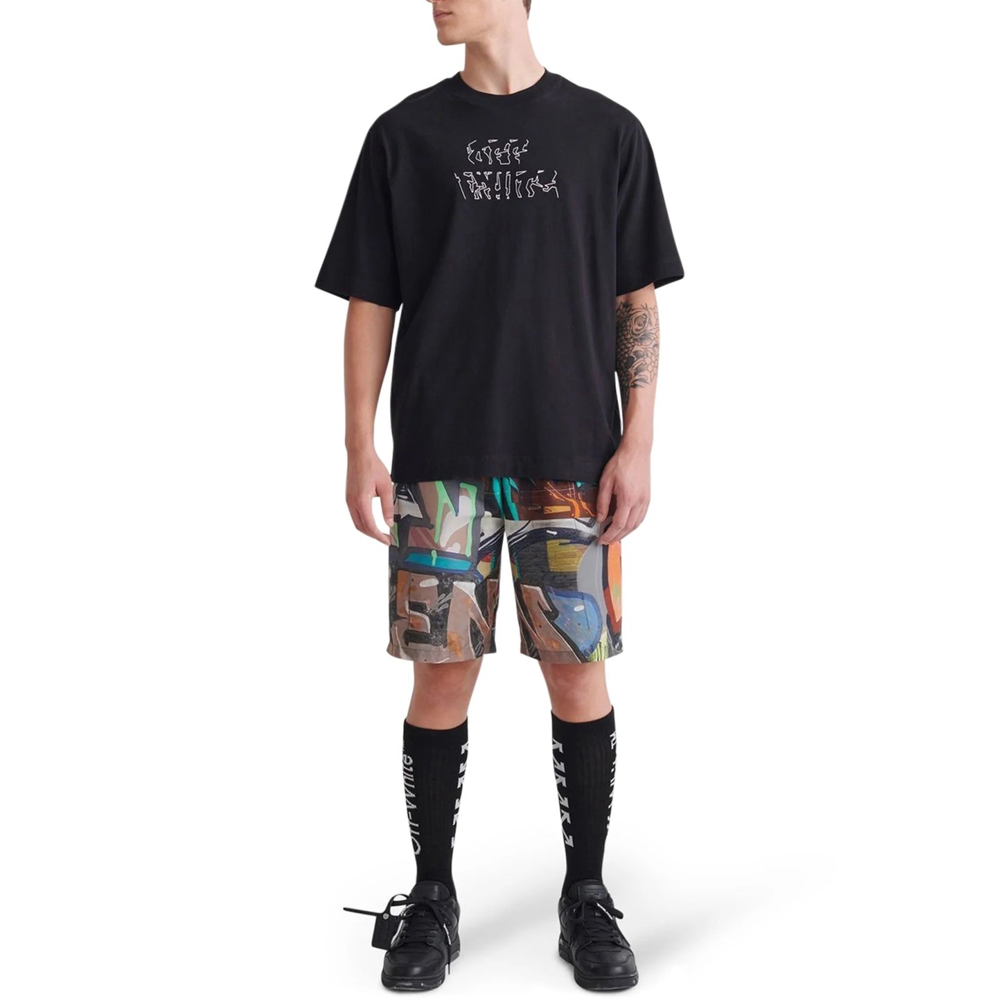 mẫu mặc áo OFF-WHITE BLACK NEEN ARROW SKATE S/S T-SHIRT OMAA119S22JER0081001