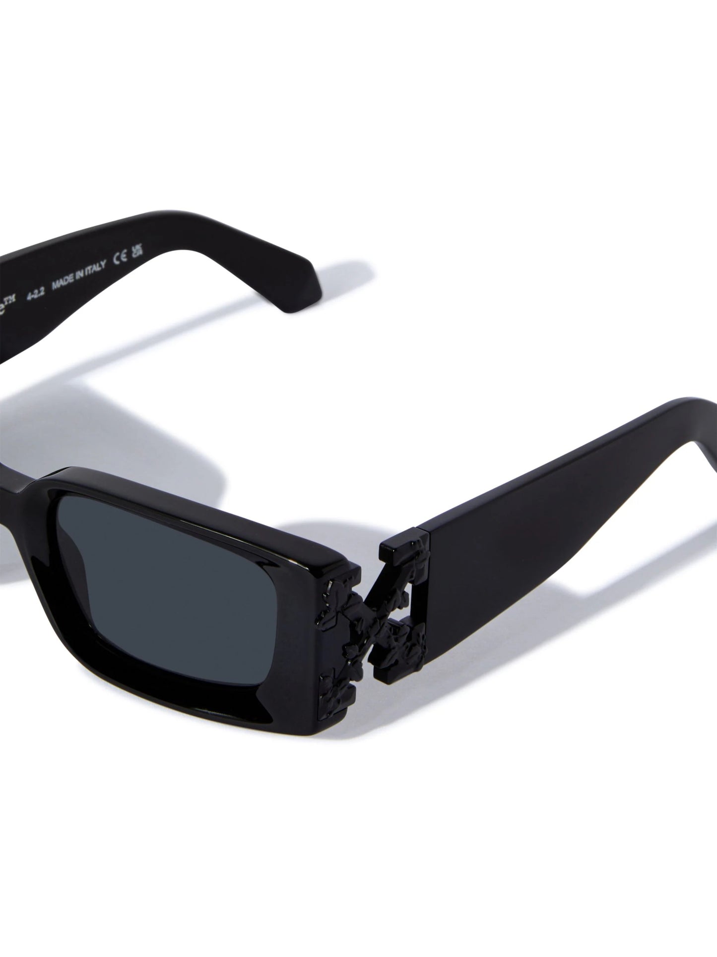 chi tiết kính OFF-WHITE ROMA SUNGLASSES IN BLACK OERI098F23PLA0011007