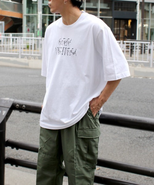 nam mặc áo OFF-WHITE WHITE NEEN ARROW SKATE T-SHIRT OMAA119S22JER0080110
