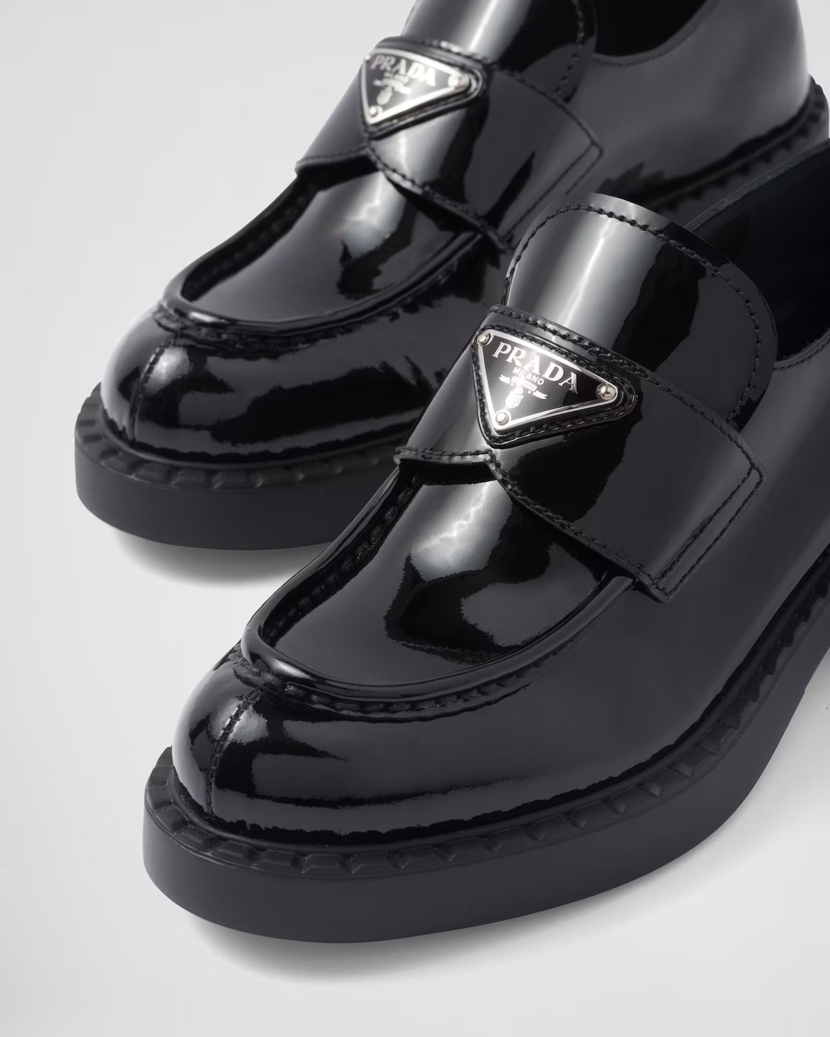 chi tiết giày PRADA CHOCOLATE PATENT LEATHER LOAFERS 1D246M_JHR_F0002_F_B050 authentic tại Việt Nam