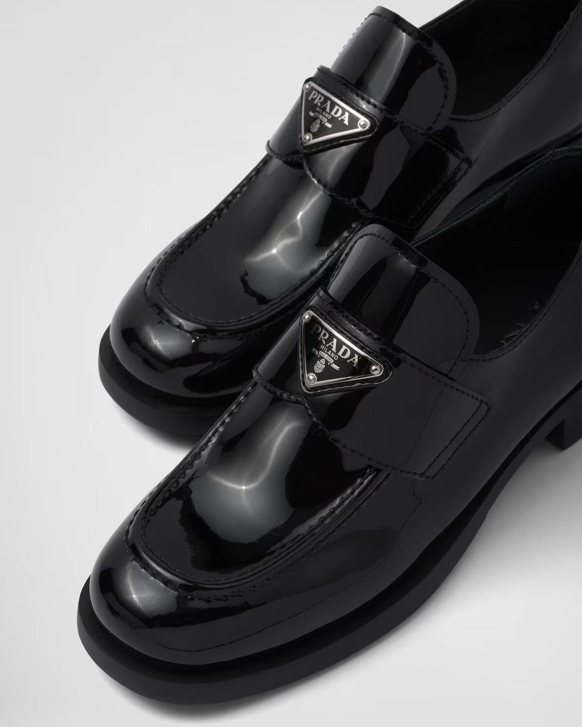 chi tiết giày PRADA PATENT BLACK LEATHER LOAFER 1D168N_069_F0002_F_025 authentic tại blankroom việt nam