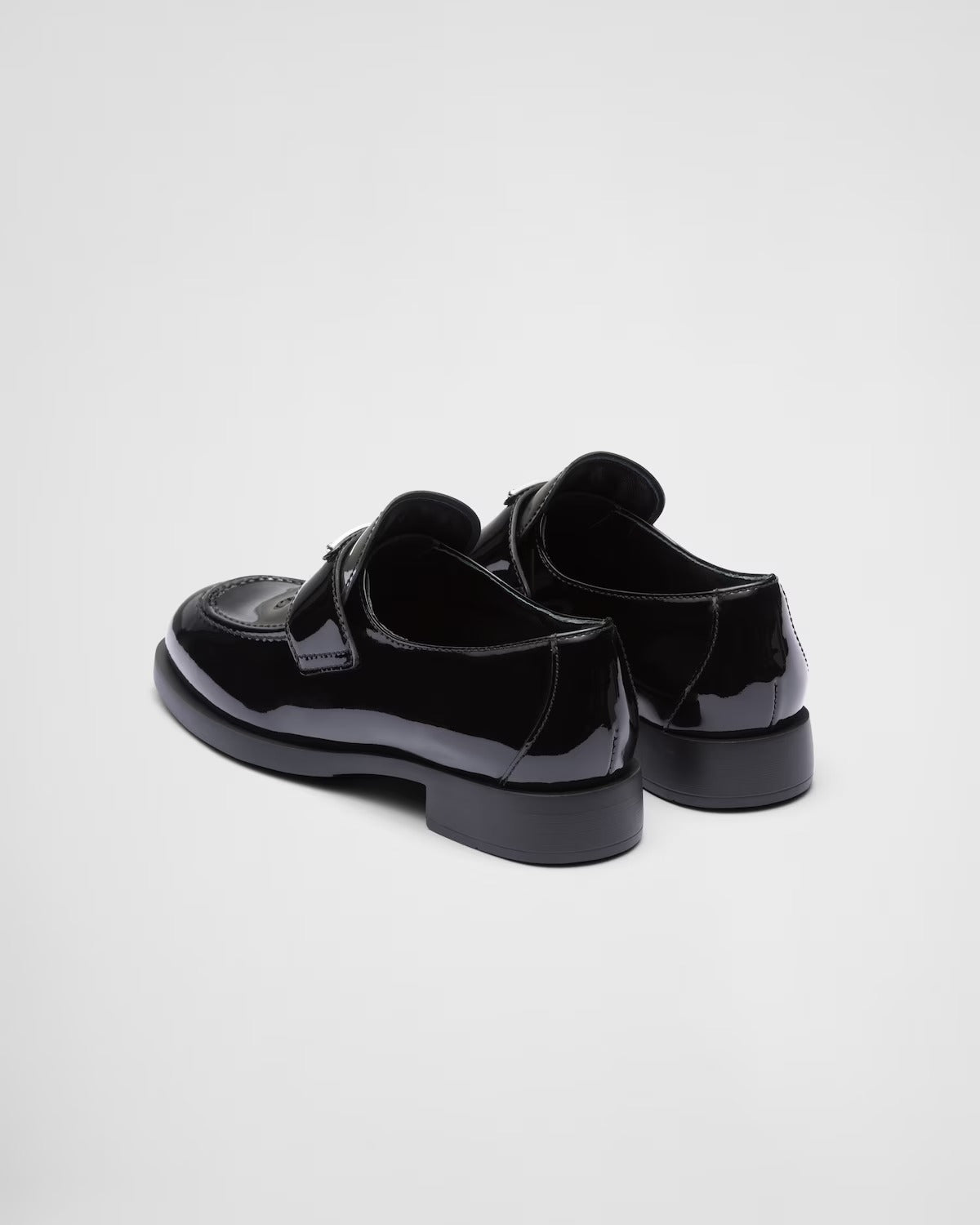 mặt sau giày PRADA PATENT BLACK LEATHER LOAFER 1D168N_069_F0002_F_025 authentic tại blankroom việt nam