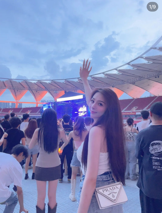 mẫu mang túi PRADA PINK SPAZZOLATO LEATHER SHOULDER BAG 1BH189