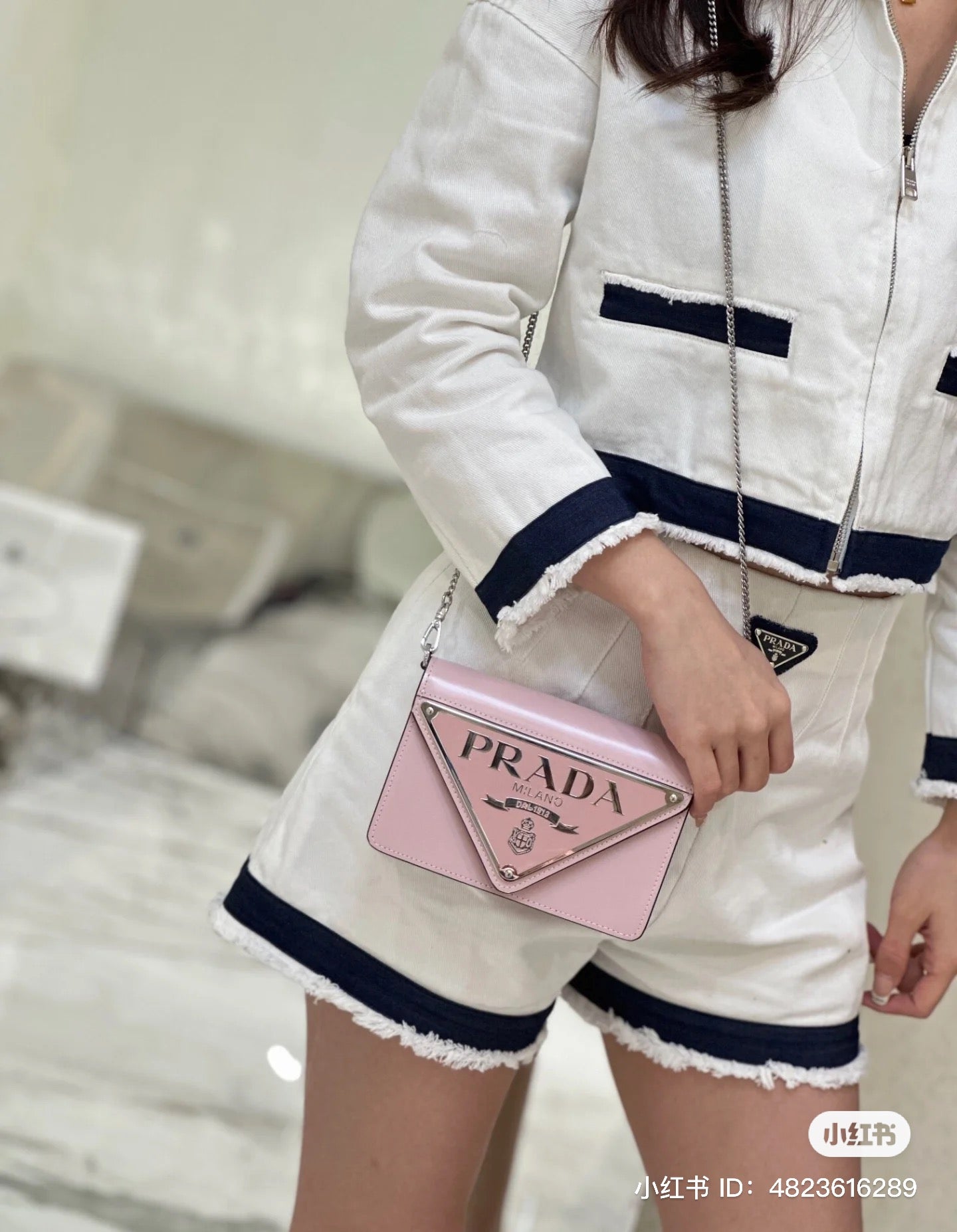 mẫu đeo PRADA PINK SPAZZOLATO LEATHER SHOULDER BAG 1BH189 authentic