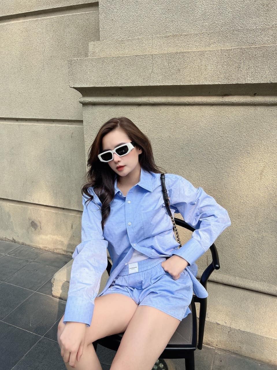 mẫu nữ mang kính PRADA PR 09ZSF 1425S0 SUNGLASSES authentic