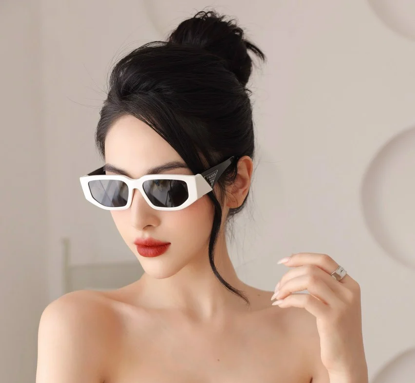 mẫu đeo kính PRADA PR 09ZSF 1425S0 SUNGLASSES authentic tại blankroom việt nam
