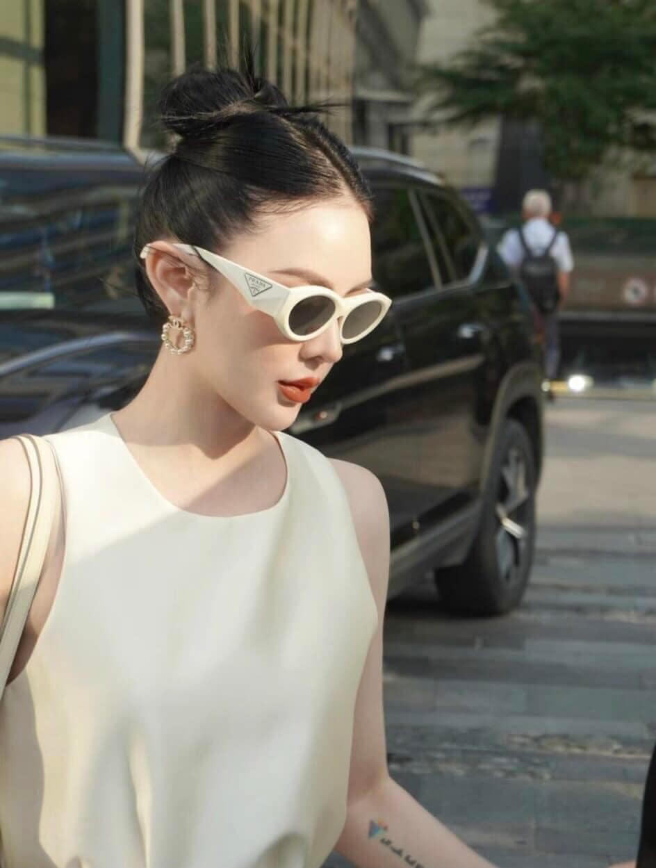tổng thể kính Prada PR 20ZS 1425S0 White Oval Sunglasses SPR20Z_E142_F05S0_C_053