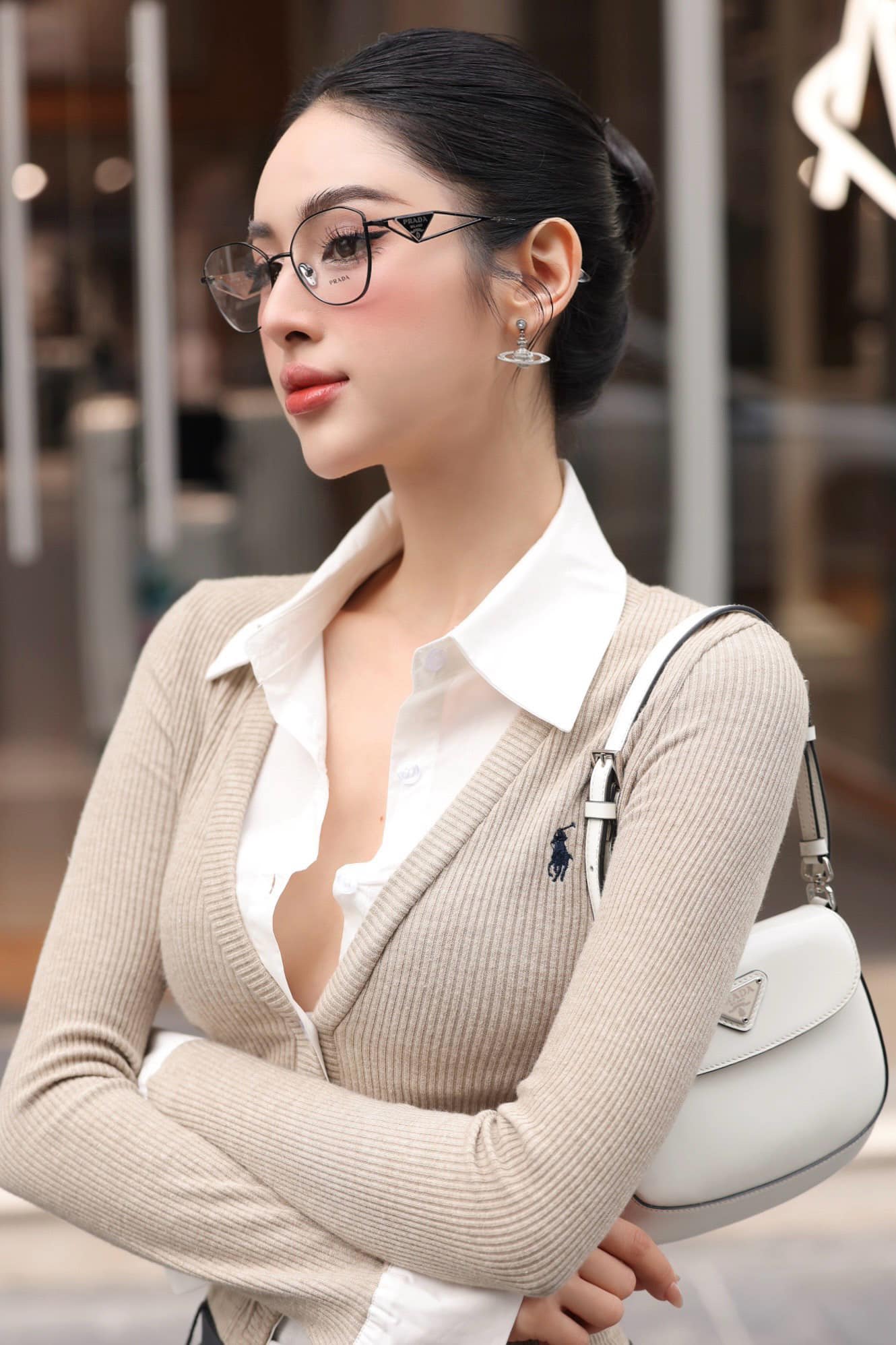 mẫu nữ đeo kính PRADA PR 52ZV 1AB101 BLACK EYEGLASSES authentic tại BlankRoom Việt Nam
