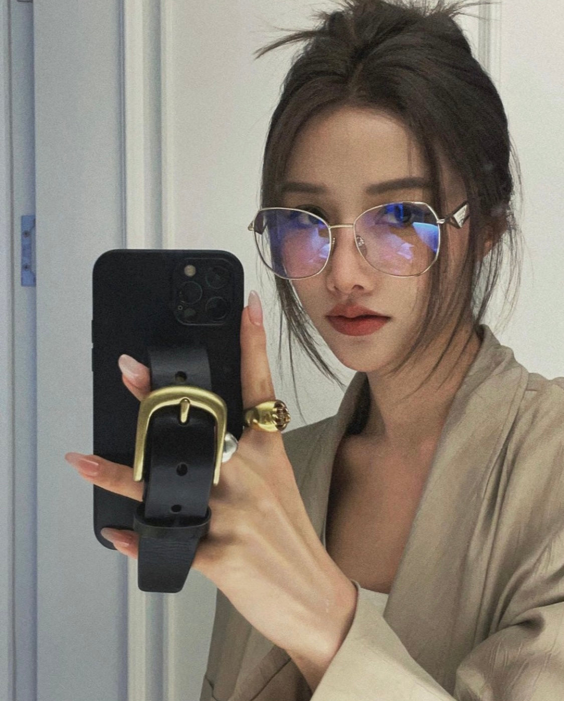 mẫu nữ mang kính PRADA PR 57YS ZVN08N EYEGLASSES authentic tại blankroom việt nam