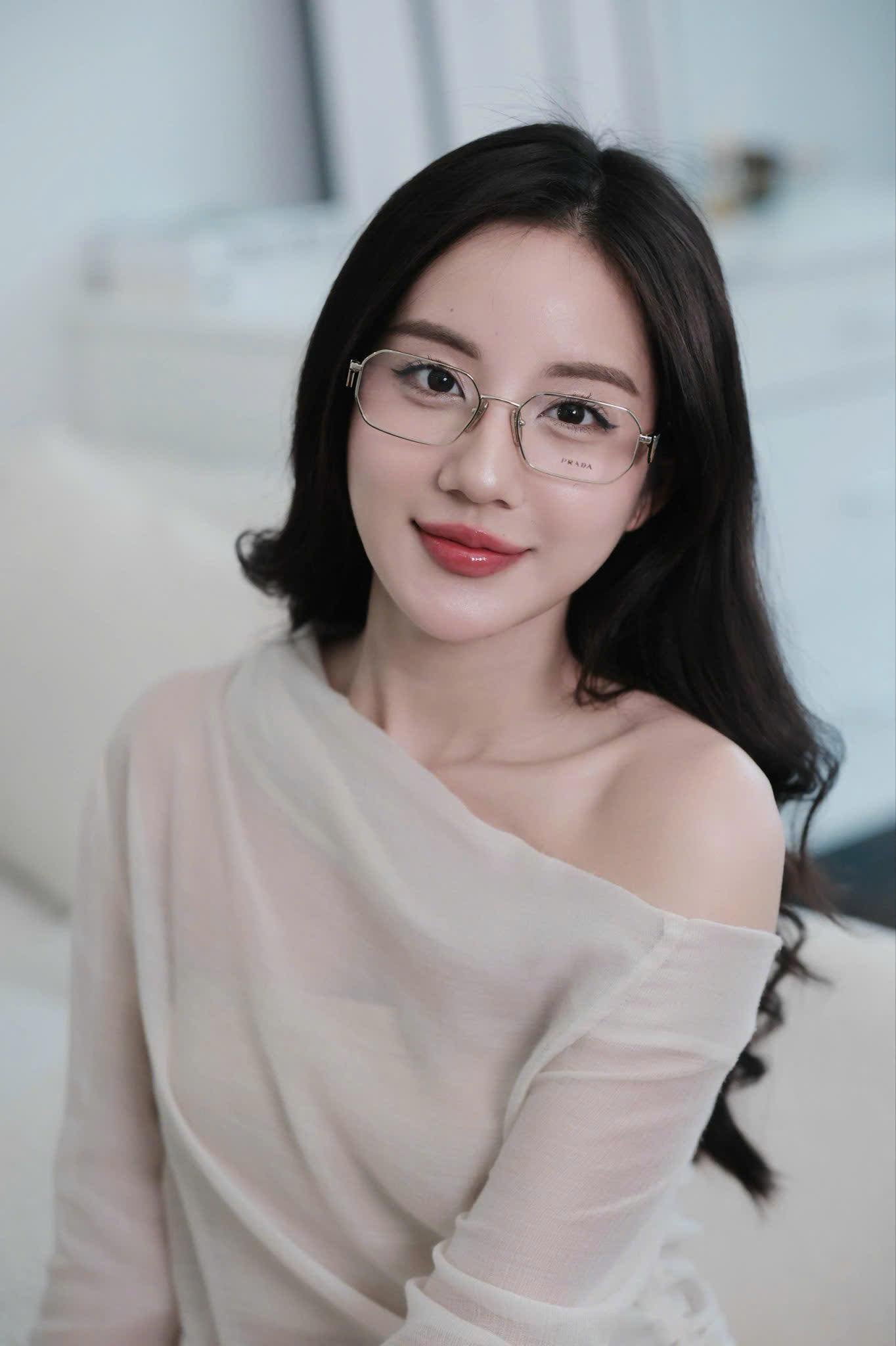 mẫu mang kính Prada PR A53V ZVN1O1 Pale Gold Eyeglasses