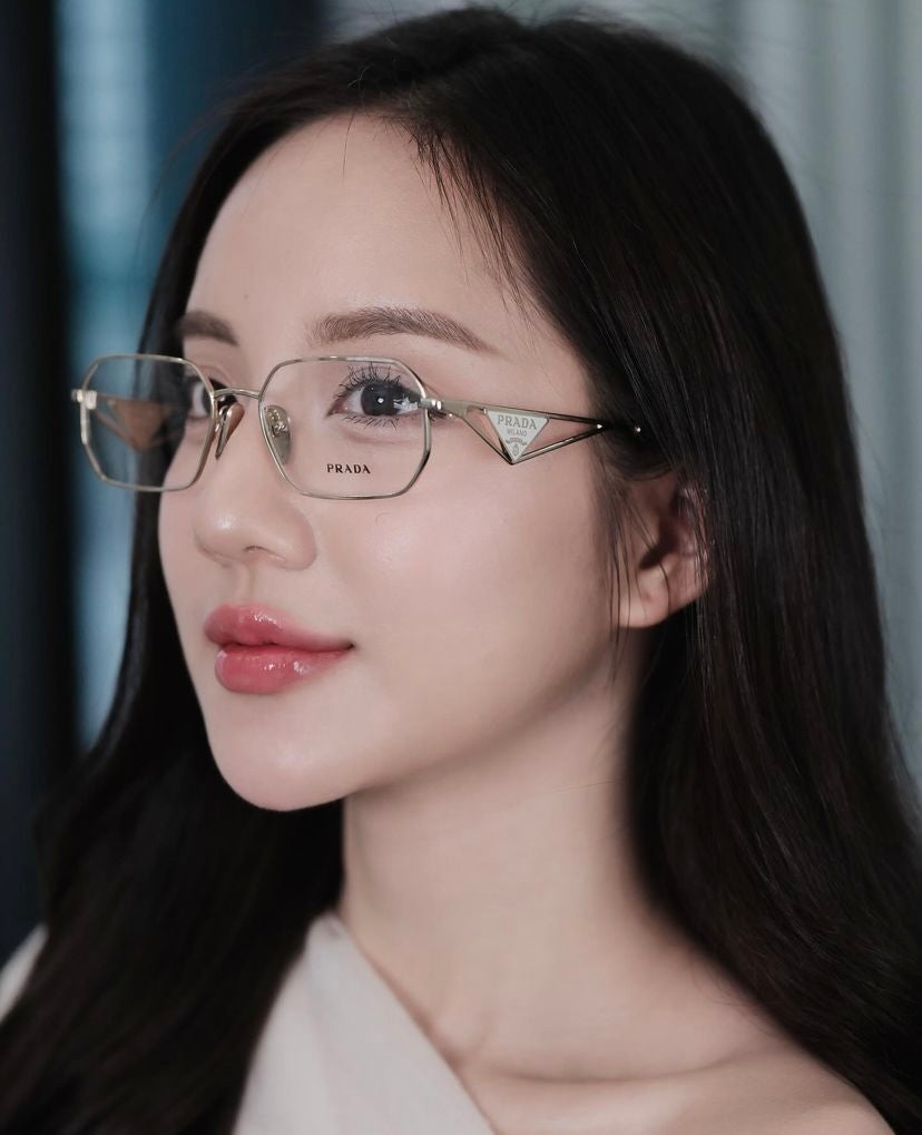 mẫu nữ mang kính PRADA PR A53V ZVN1O1 SQUARE PALE GOLD EYEGLASSES authentic tại blankroom việt nam