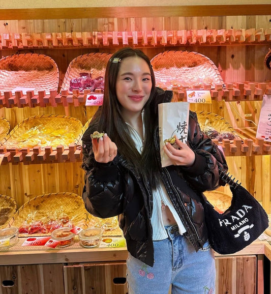 mẫu mang túi PRADA RE-EDITION 2000 TERRY MINI-BAG BLACK/WHITE 1NE515_2DXO_F0967