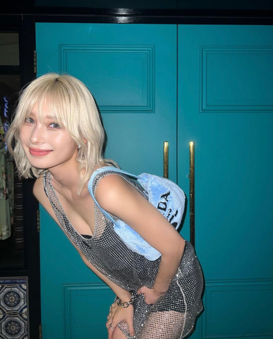 mẫu nữ mang PRADA RE-EDITION 2000 TERRY MINI-BAG BLUE CELESTE 1NE515_2DXO_F0D4O