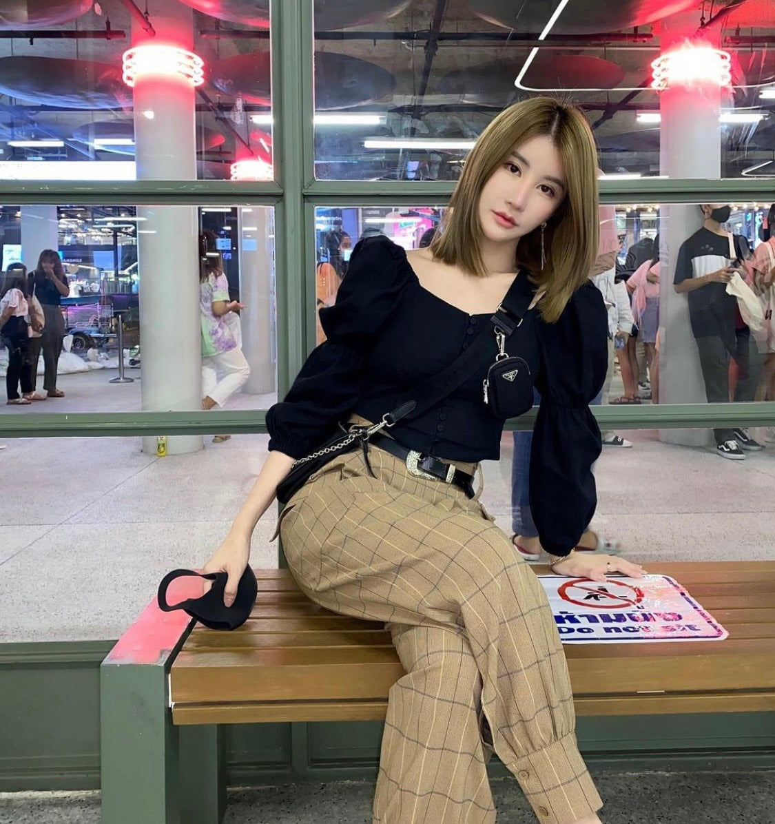 mẫu nữ đeo túi PRADA RE-EDITION 2005 RE-NYLON MULTI BAG 1BH204_R064_F0002_V_V9L authentic