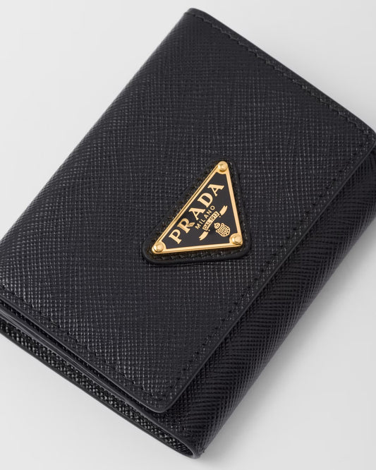 chi tiết PRADA SMALL SAFFIANO BLACK LEATHER FLAP WALLET TRIANGLE GOLD LOGO 1MH042_QHH_F0002