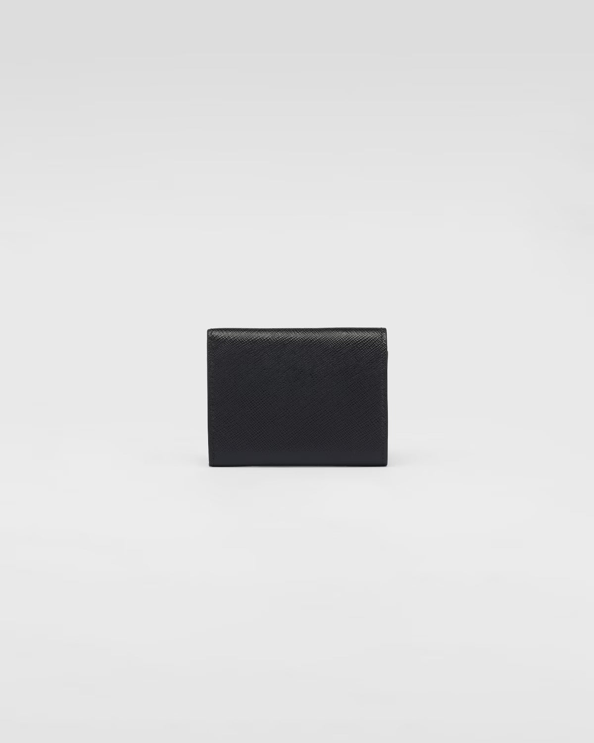 mặt sau PRADA SMALL SAFFIANO BLACK LEATHER FLAP WALLET TRIANGLE GOLD LOGO 1MH042_QHH_F0002