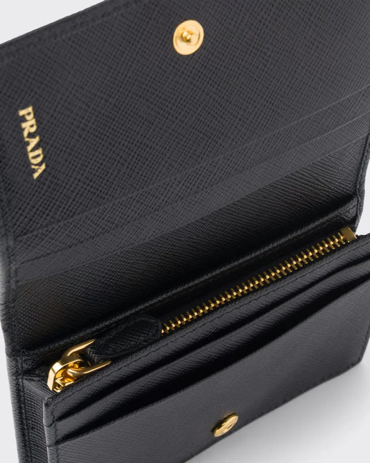 chi tiết mặt trong PRADA SMALL SAFFIANO LEATHER WALLET WITH TRIANGLE GOLD LOGO 1MV021_QHH_F0002 authentic tại blankroom việt nam