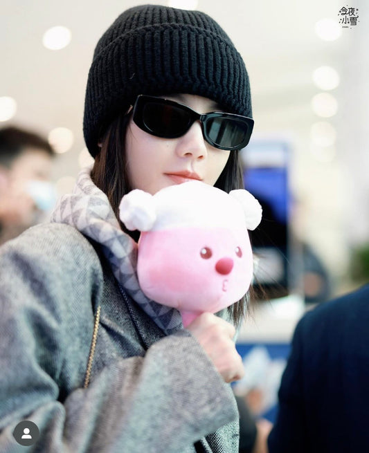 mẫu mang kính PRADA SPR 14Y 1AB5S0 SUNGLASSES WITH TRIANGLE LOGO IN BLACK