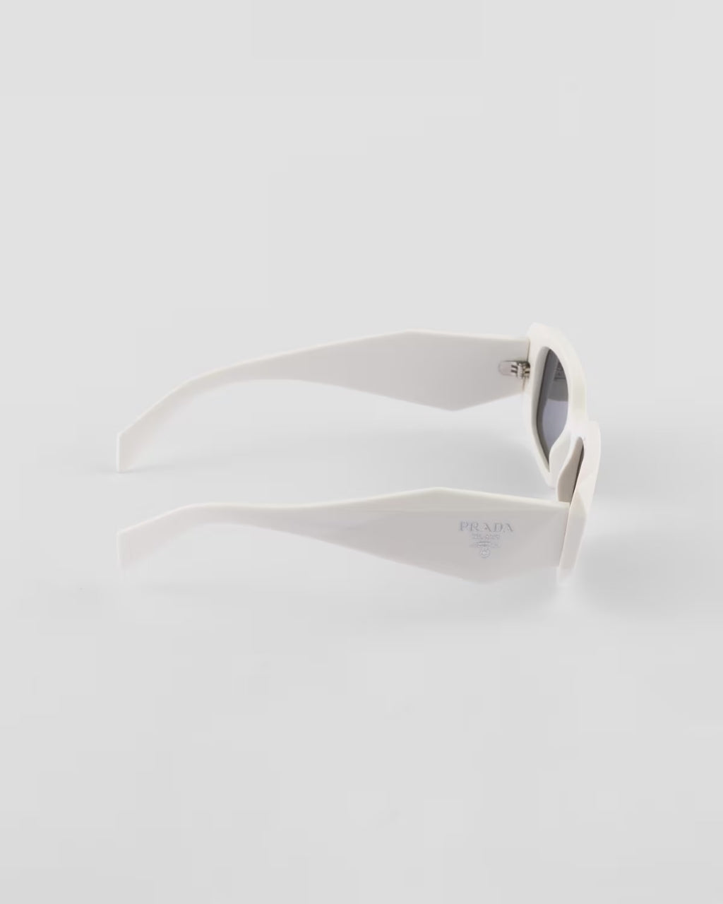 mặt ngang kính PRADA SYMBOLE SPR 17W 1425S0 SUNGLASSES SPR17W_E142_F05S0_C_049 authentic tại blankroom việt nam