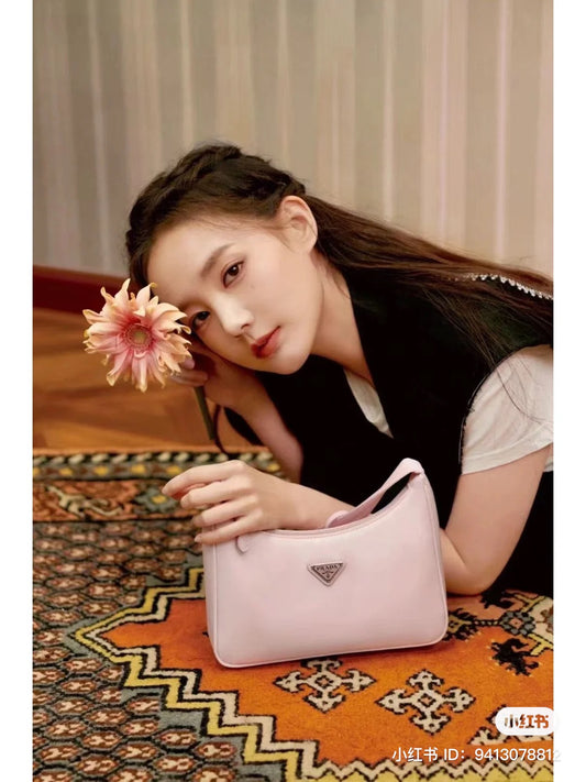 mẫu mang RE-NYLON PRADA RE-EDITION 2000 MINI BAG ALABASTER PINK