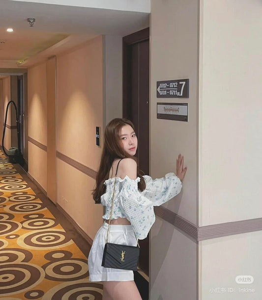 nữ đeo túi SAINT LAURENT CASSANDRE ENVELOPE WOC IN BLACK GOLD GRAIN DE POUDRE LEATHER 742920BOW011000