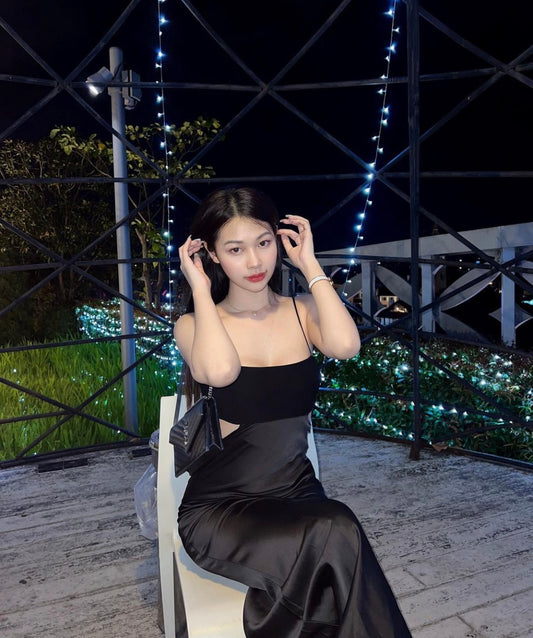 mẫu mang túi SAINT LAURENT CASSANDRE ENVELOPE WOC IN BLACK GRAIN DE POUDRE LEATHER