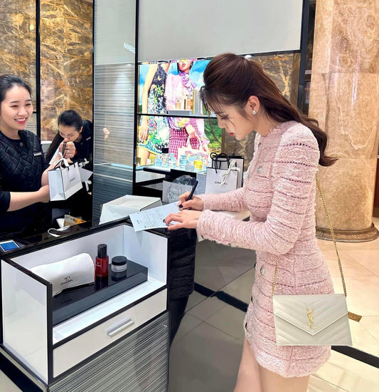 wearing SAINT LAURENT CASSANDRE ENVELOPE WOC IN CREMA SOFT GRAIN DE POUDRE LEATHER 742920BOW019207