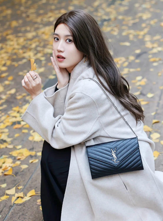 nữ đeo túi SAINT LAURENT CLASSIC CASSANDRE WOC IN GRAIN DE POUDRE LEATHER 377828BOW021000