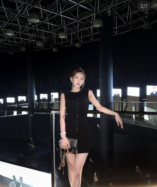 mẫu mang túi SAINT LAURENT KATE CHAIN WALLET IN GRAIN DE POUDRE LEATHER 742833BOW0J1000