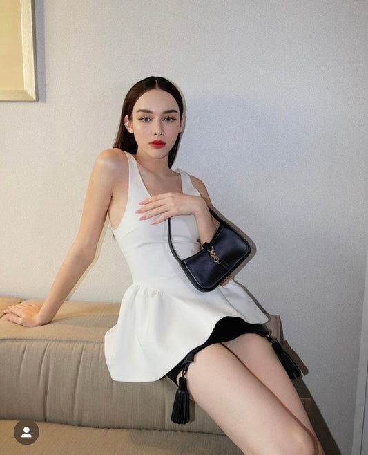 mẫu đeo túi SAINT LAURENT MINI LE 5 À 7 IN BLACK SMOOTH LEATHER HOBO BAG