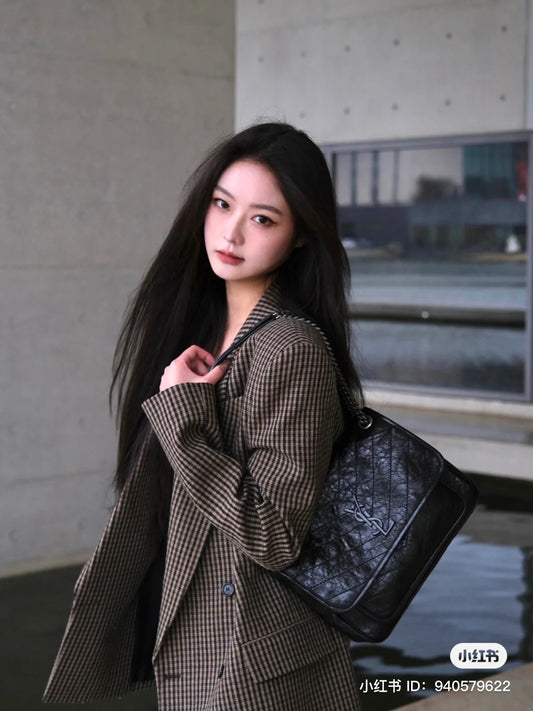 mẫu mang túi SAINT LAURENT NIKI MEDIUM IN VINTAGE LEATHER 6331580EN041000