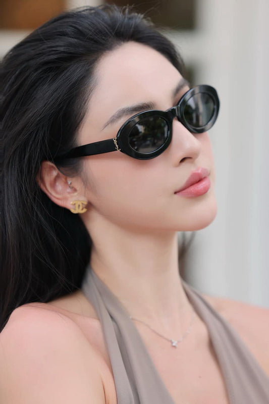 wearing SAINT LAURENT SL M136 001 SUNGLASSES 780255Y99561000