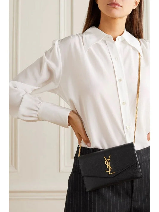 mẫu đeo túi SAINT LAURENT UPTOWN CHAIN WALLET IN GRAIN DE POUDRE EMBOSSED LEATHER 6077881GF0J1000