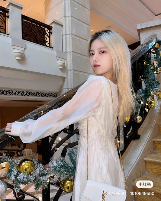 mẫu mang túi SAINT LAURENT UPTOWN CHAIN WALLET IN GRAIN DE POUDRE EMBOSSED LEATHER 6077881GF0J9207