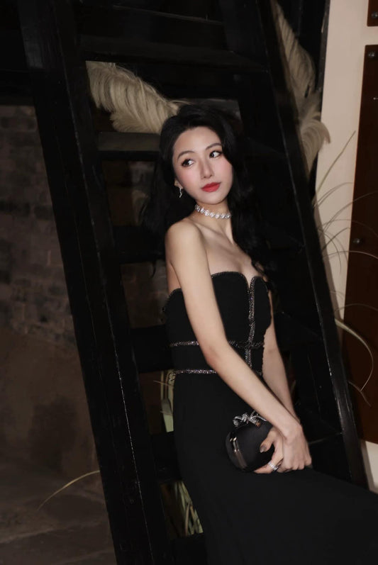 mẫu mang túi SELF-PORTRAIT BLACK SATIN BOW CLUTCH SS24-311-B