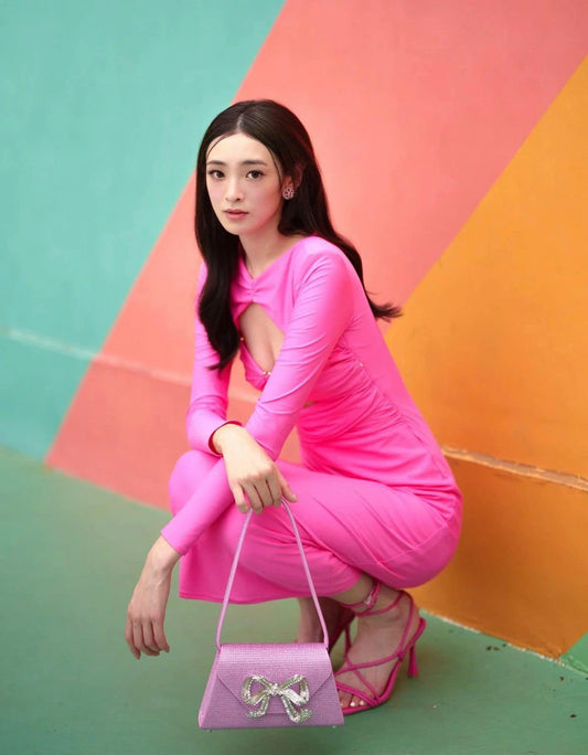 mẫu mang wearing túi SELF-PORTRAIT PINK RHINESTONE HOTFIX BOW MINI SHOULDER BAG