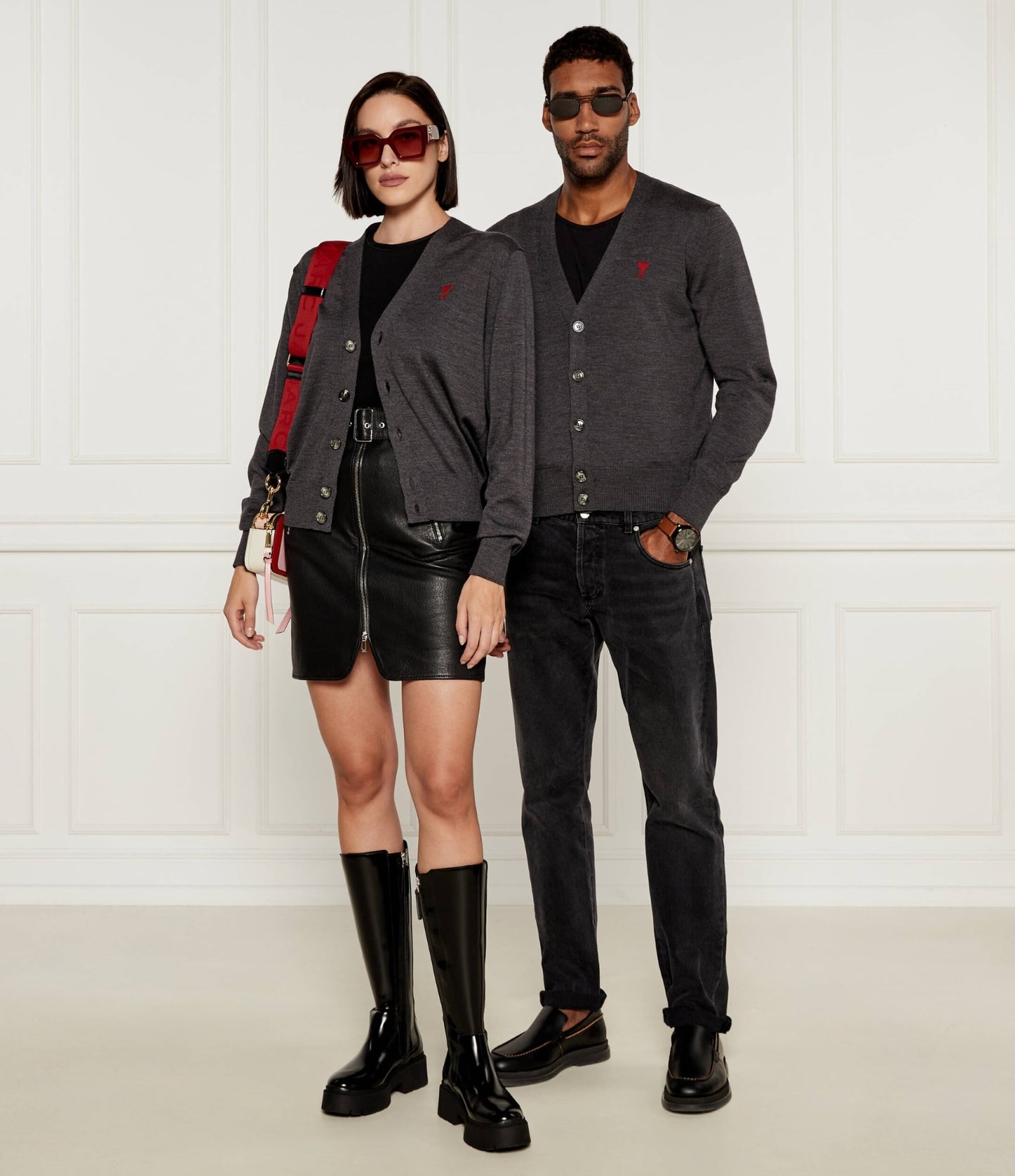couple mặc áo Ami Paris Small Ami De Coeur Dark Grey Cardigan HKC111.KN0025 005