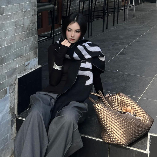 wearing The Jacquemus Scarf Black 226AC435-5007-990