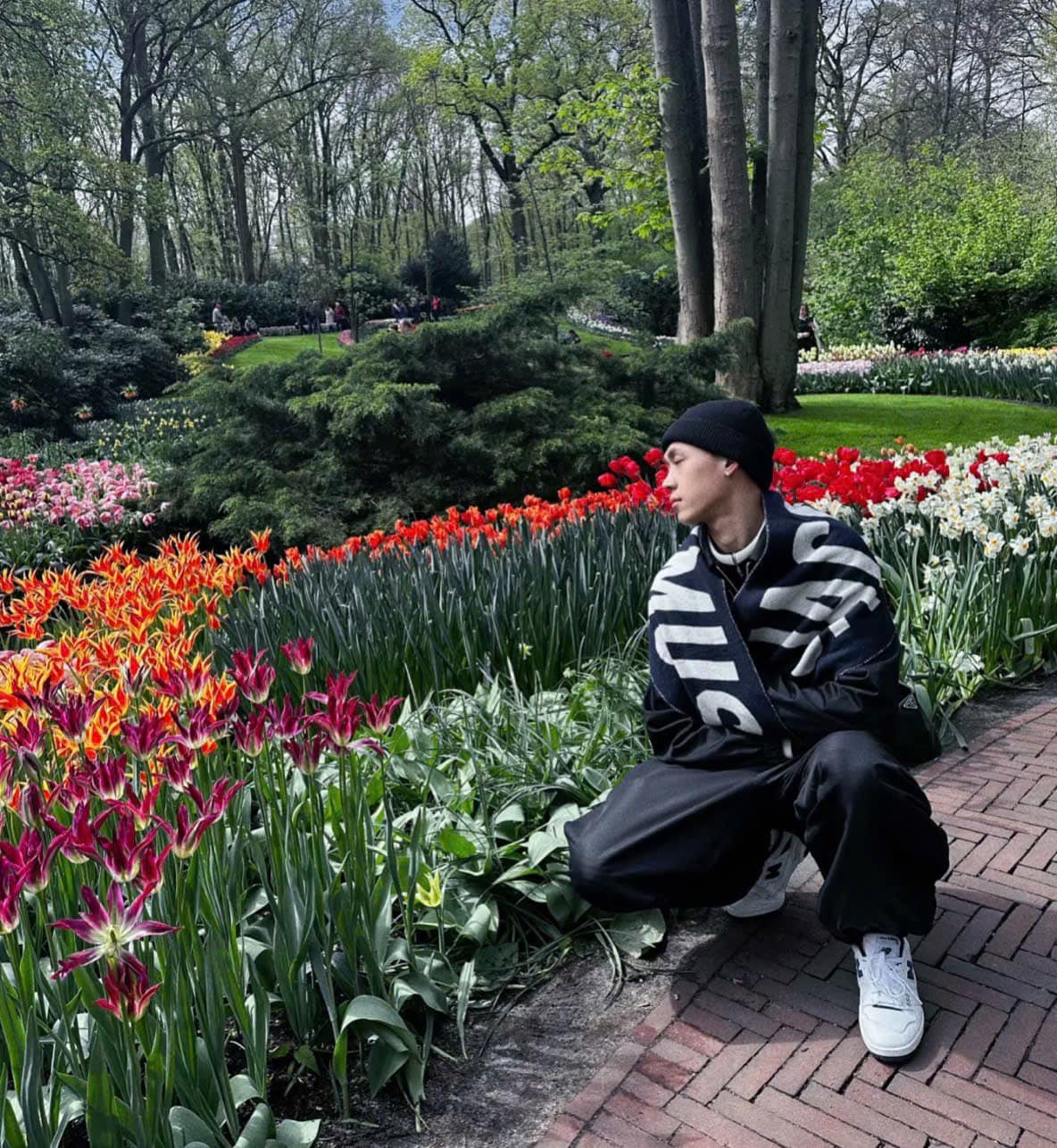 mẫu nam mang khăn The Jacquemus Scarf Black 226AC435-5007-990