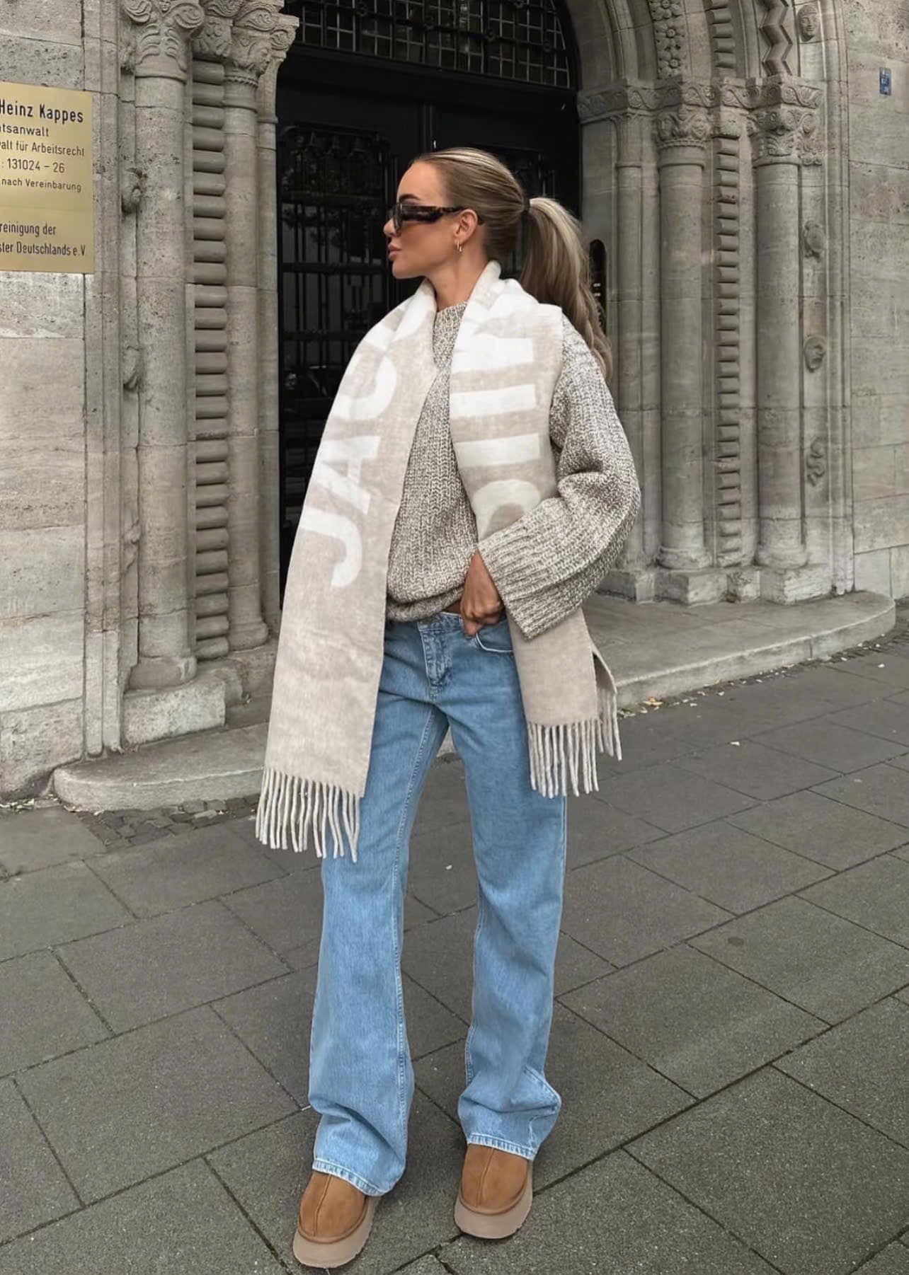 mẫu choàng khăn The Jacquemus Scarf Grey 226AC435-5007-950