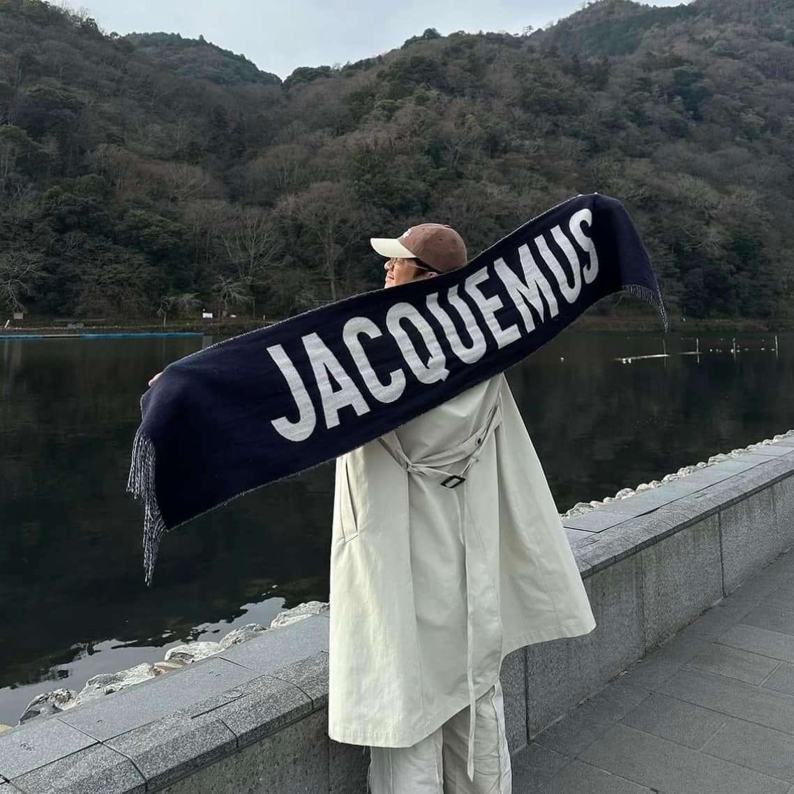 mẫu choàng khăn The Jacquemus Scarf Navy 226AC435-5007-380