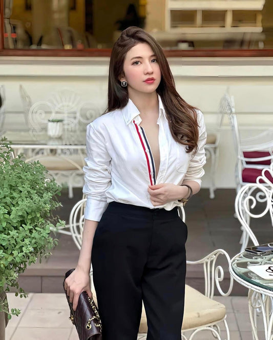 mẫu nữ mặc áo THOM BROWN WHITE OXFORD GROSGRAIN PLACKET SHIRT MWL010E06177100
