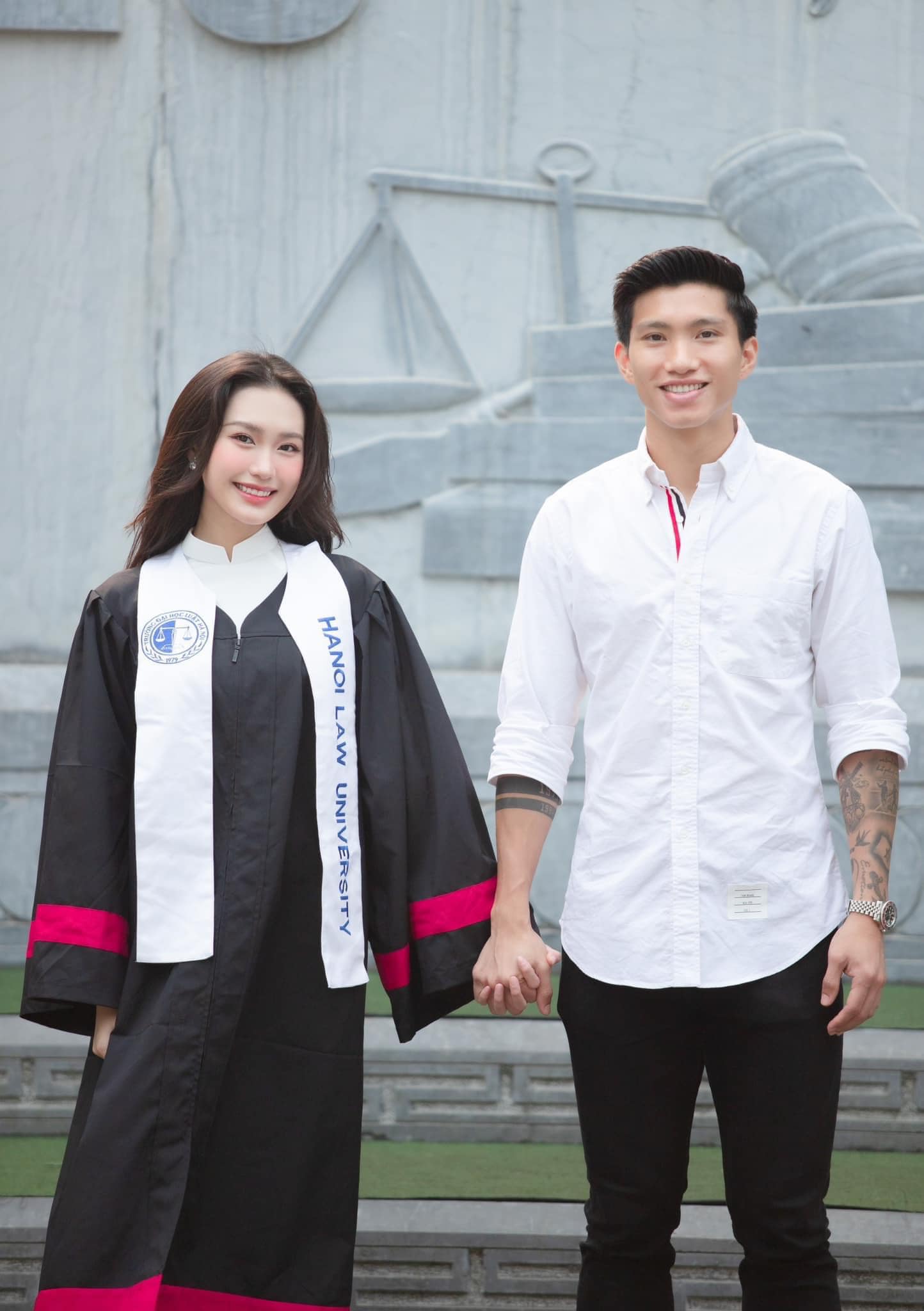 đoàn văn hậu mặc áo THOM BROWN WHITE OXFORD GROSGRAIN PLACKET SHIRT MWL010E06177100