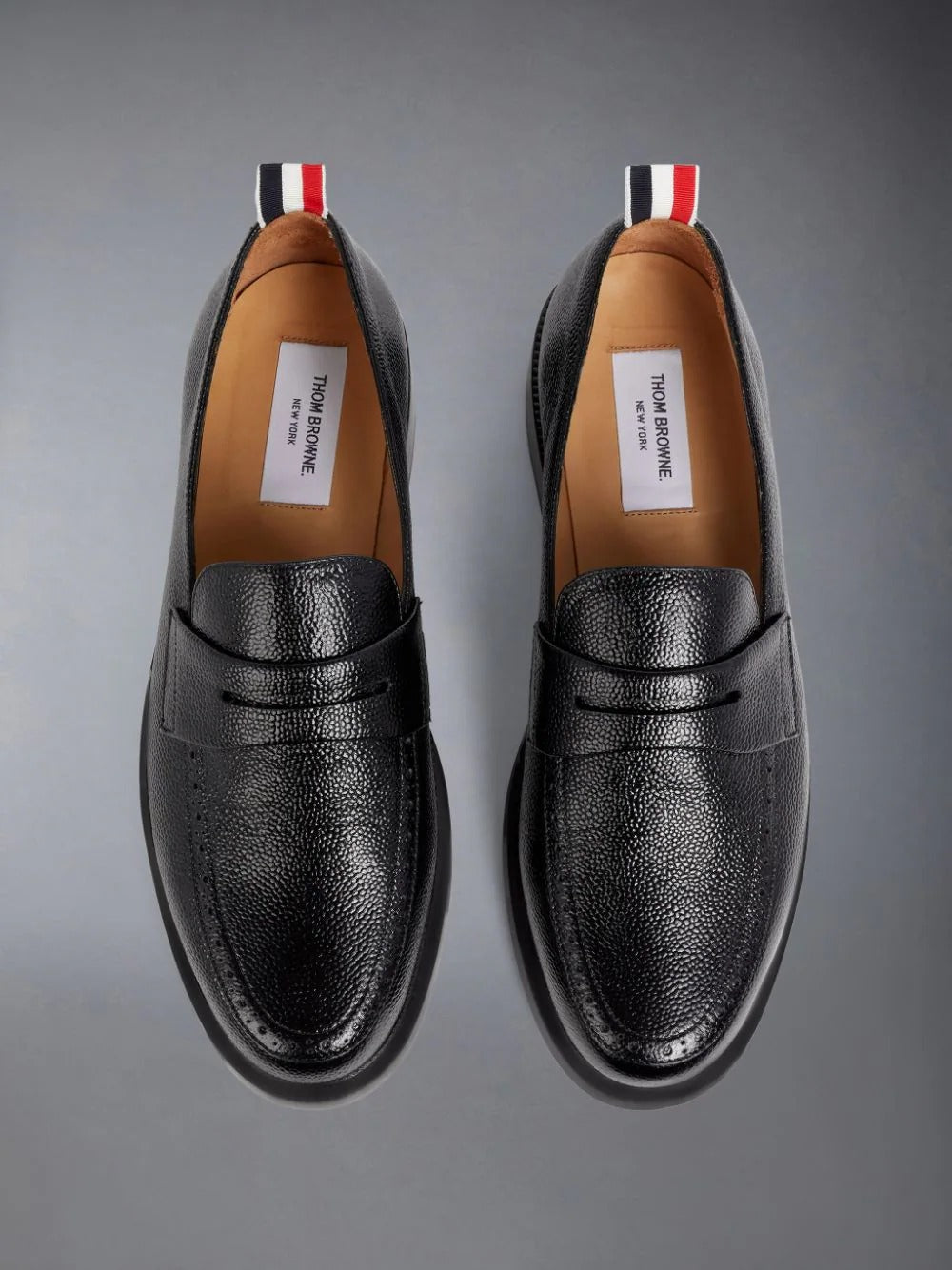 chi tiết THOM BROWNE BLACK PEBBLE GRAIN RUBBER SOLE PENNY LOAFER MFD054G00198001