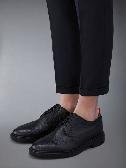 mẫu mang giày THOM BROWNE BLACK RUBBER SOLE LONGWING BROGUE MFD002H-00198-001