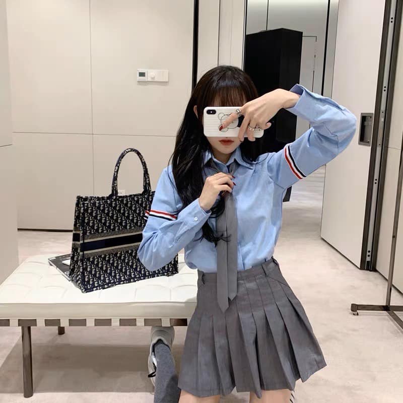 nữ mặc áo THOM BROWNE BLUE GROSGRAIN PLACKET OXFORD SHIRT MWL150E-F0313-480